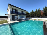 silivri de denize yürüme mesafesinde ısıtmalı olimpik havuzlu radyan temel iskanlı ultra lüx 1.019 m2 arsa içinde dublex villa